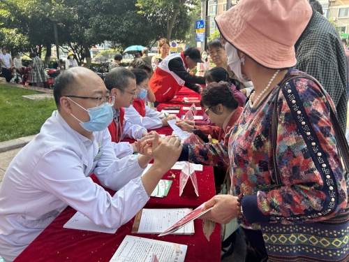 （20240508區(qū)中醫(yī)醫(yī)院）世界紅十字日，中醫(yī)藥健康服務(wù)進(jìn)廣場(chǎng)2.JPG