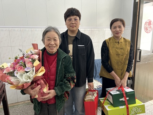 （20240508區(qū)中醫(yī)醫(yī)院）溫情走訪，致敬退休護(hù)理前輩1.jpg